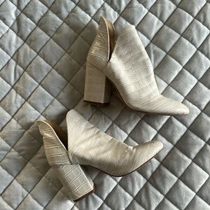 Steve Madden Croc Embossed Rookie Booties Size 5.5 Beige